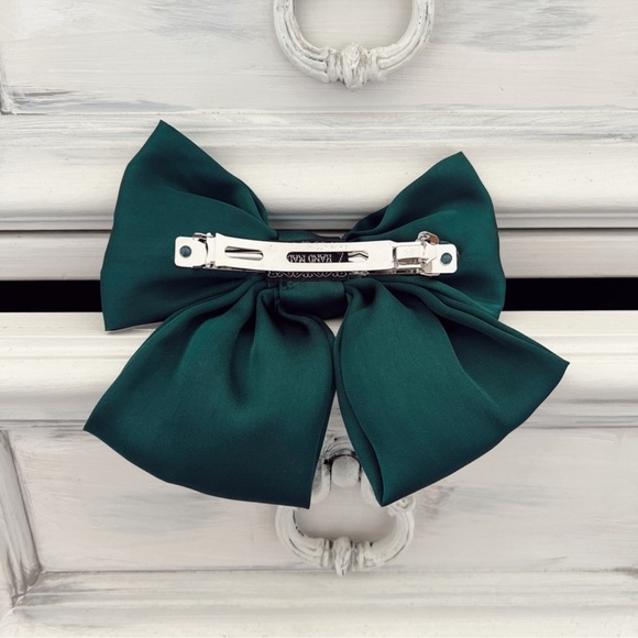 Chanel bow hair accessory, Green bow with Chanel button - Picture 2 of 3